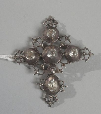 null Croix de Saint-Lô en argent et pierres blanches. 

XIXe siècle. 

Haut. 7,3...