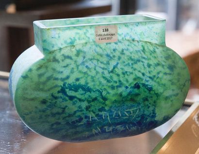 null Daum Nancy

Vase méplat en verre marmoréen vert et

bleu. Signature Daum Nancy...