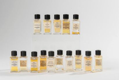 null Chanel – (années 1970-1980)

Assortiment de 15 diminutifs parfums : « N°5 »...
