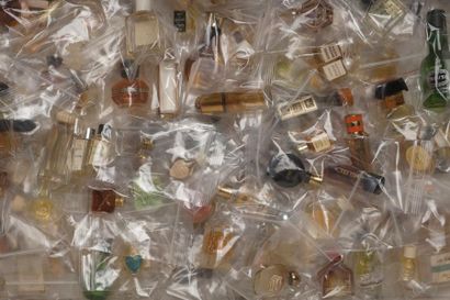 null Divers Parfumeurs – (années 1950-1960)

Assortiment de 80 diminutifs parfums...
