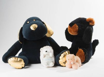 null Divers peluches – (années 1990)

Lot comprenant 1 ours Kookai, 1 chien stylisé...