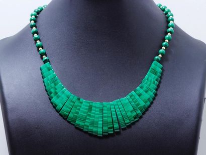 null COLLIER PALMETTE décoré d’une chute de motifs en malachite, le tour de cou composé...