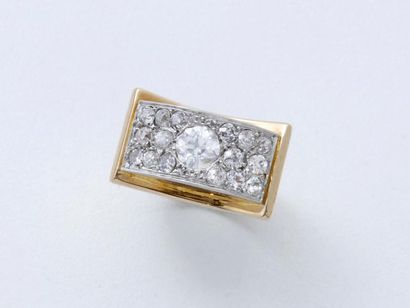 null Bague chevalière en or 750 et platine 850 millièmes décorée d'un pavage de diamants...