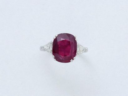 null Bague en or gris 750 millièmes, ornée d'un rubis taille coussin en serti double...