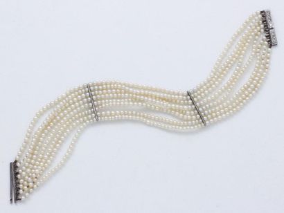 null Bracelet composé de 8 rangs de petites perles, agrémenté d'un fermoir à glissière...