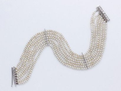 null Bracelet composé de 7 rangs de petites perles, agrémenté d'un fermoir à glissière...