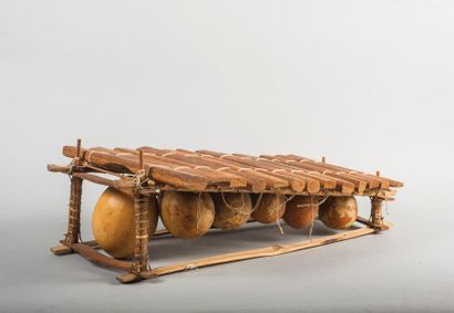 null Balafon africain.

 (bien complet de ses résonateurs)