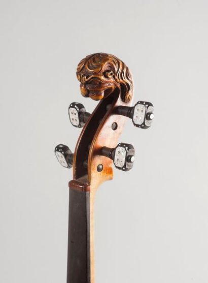 null Beau violon 4/4 de l'école nord allemande fait vers 1880. Tête de lion, avec...