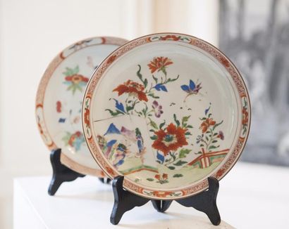 null Deux assiettes en porcelaine de fleurs et d’insectes. 

Chine, XIXe siècle....