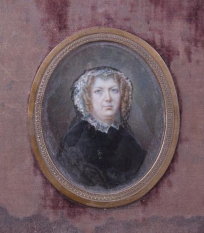 null Ecole FRANCAISE vers 1870 

Portrait de femme au bonnet de dentelle 

Miniature...