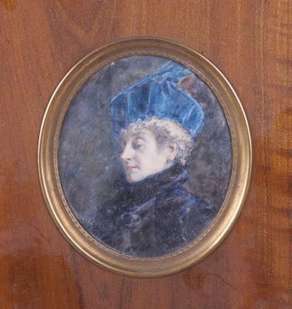 null Ecole FRANCAISE vers 1920 

Portrait de femme à la toque bleue 

Miniature à...