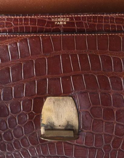 null HERMES, Paris

Sac en crocodile marron à surpiqures beiges, fermoirs étrier...