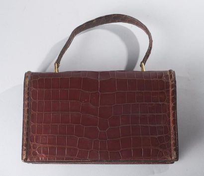 null HERMES, Paris

Sac en crocodile marron à surpiqures beiges, fermoirs étrier...