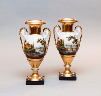 null Paire de vases en porcelaine de paris à décor fond or et paysage. XIXe sièc...