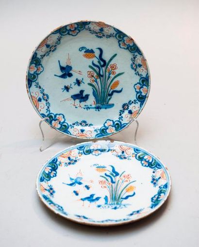 null Delft,
aire d'assiettes en porcelaine à décor d'oiseaux et fleurs. 