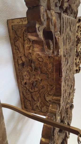 null Boite "tabernacle" en bois sculpté, doré et ajouré à décor de dragons.

Chine...