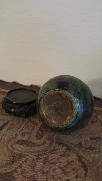 null Vase à long col en céramique émallé vert.

Chine XVIIIe siècle. Haut. : 21 ...