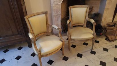 null Banquette et une paire de fauteuils en bois laqué crème, 

Style Louis XVI....