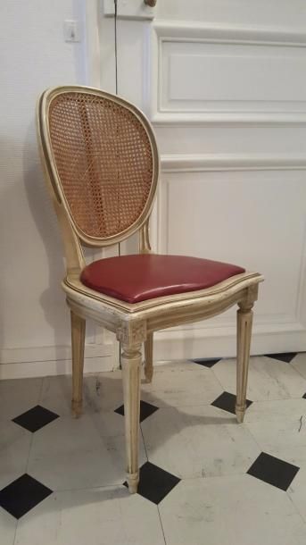 null Six chaises à dossier médaillon canée.

Style Louis XVI.