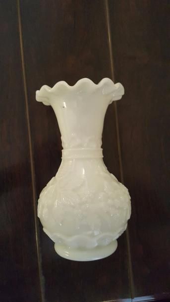 null Vase en verre opalin blanc à décor dans le goût de la Chine.