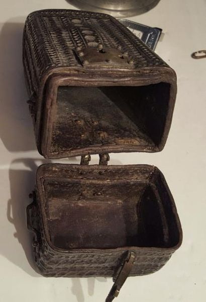 null Coffret de messager en cuir estampé 

XVIIIe siècle. Haut. : 19,5 cm