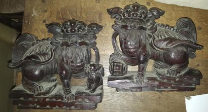 null Paire de chiens de fô en bois sculpté.

Chine XIXe. Haut. : 24 cm