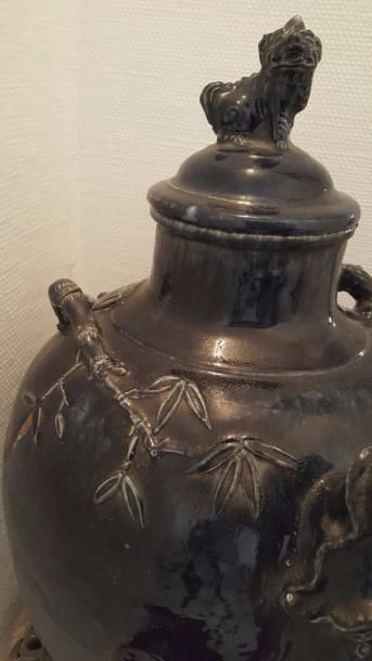 null Fontaine à eau en terre cuite vernissée. 

Chine, XIXe siècle. (accidents) Haut....