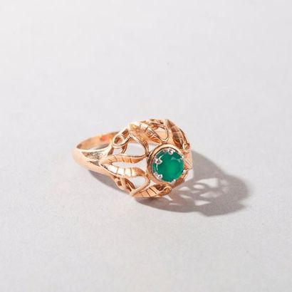 null BAGUE ornée d’une pierre verte sur un dôme ajouré en or jaune.

Poids brut:...