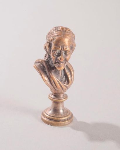 null LOT DE TROIS SCEAUX :

-Sceau en bronze argenté représentant Voltaire sur piédouche...