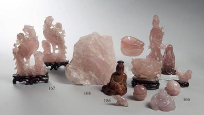 null LOT de douze objets de quartz rose comprenant des sujets humains et animaliers,...