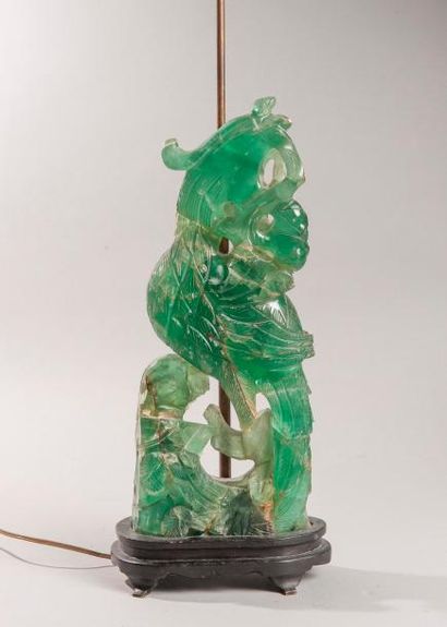 null OISEAU en quart vert sculpté. 

Chine, XXe siècle 

Monté en lampe. 

Haut....