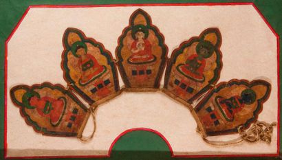 null COURONNE RITUELLE représentant les cinq Tathagatas.

Népal, fin du XIXe siècle.

Cartonnage...