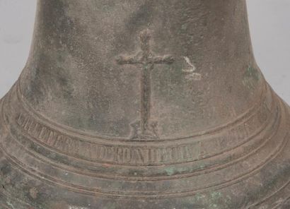 null CLOCHE D’EGLISE en bronze patiné marquée d’une croix latine et de l’inscription...