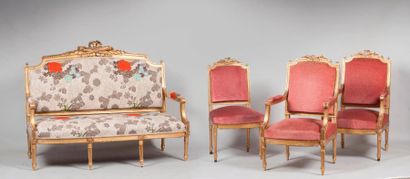 null PARTIE DE MOBILIER DE SALON en bois doré comprenant un canapé, deux fauteuils...
