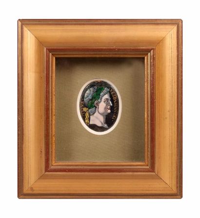 null PLAQUE OVALE en émail peint à décor d’un portrait de profil de l’empereur romain...