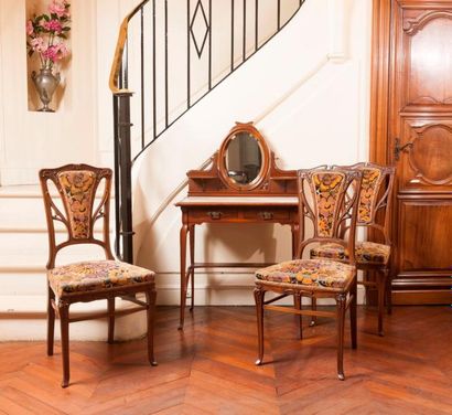 null COIFFEUSE en bois naturel et trois chaises.

Travail français vers 1900.