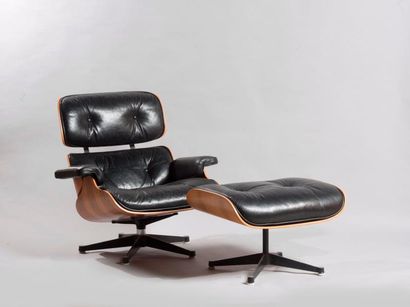 null CHARLES EAMES 

Lounge Chair, modèle de 1956 

Fauteuil et son ottoman en placage...