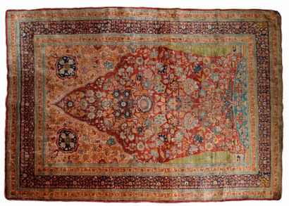 null FIN TAPIS TABRIZ-DJAFFER (Perse), fin du XIXe siècle en forme de tapis de prière.

Champ...