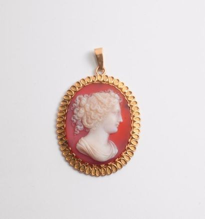 null Pendentif orné d'un camée ovale sur calcédoine (profil de femme à l'antique)...