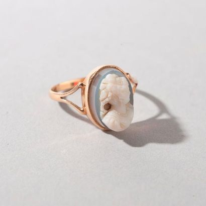 null Bague ornée d'un camée sur agate (femme en buste). Monture en or jaune. 

Poids...