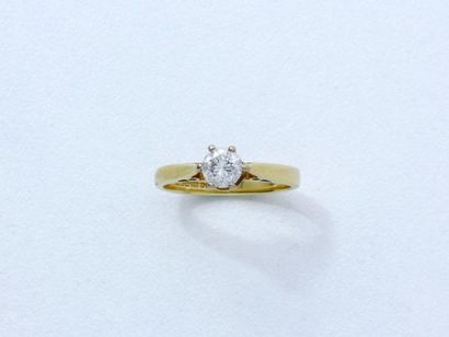 null Bague solitaire en or 750 millièmes ornée d'un diamant brillanté en serti griffe.

Poids...