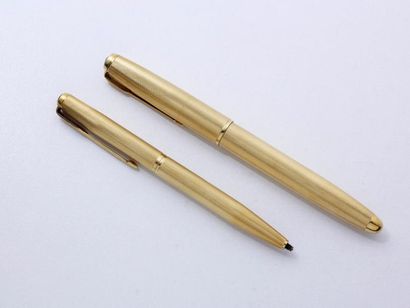 null PARKER

Ensemble en or 750 millièmes finement guilloché composé d'un stylo plume...