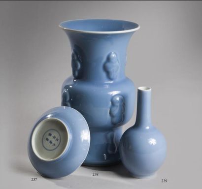 null CHINE, XIXE SIECLE, marque apocryphe de Yongzheng. Grand vase en porcelaine...