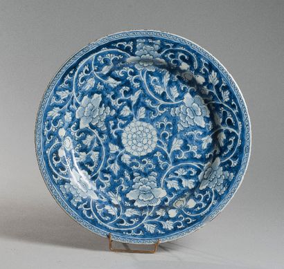 null CHINE, MARQUE ET EPOQUE KANGXI (1662-1722)

Grand plat en porcelaine blanc bleu...