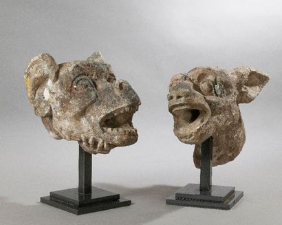 null * PAIRE DE GARGOUILLEs en pierre sculptée de têtes d’animaux fantastiques. 

XVIe...
