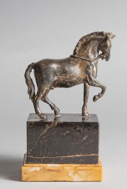 null CHEVAL MARCHANT, antérieur levé

Bronze patiné

XVIIe siècle

Haut. : 33 cm...