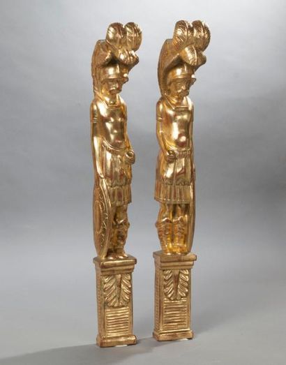 null * PAIRE DE MONTANTS en bois sculpté et doré représentant des guerriers romains...