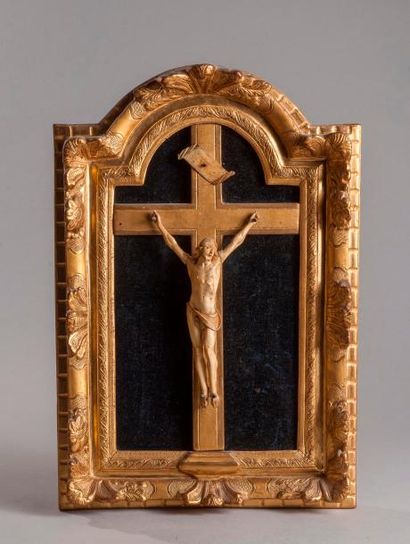 null CHRIST EN IVOIRE dans un cadre en bois doré.

XVIIIe siècle.

Dimensions du...