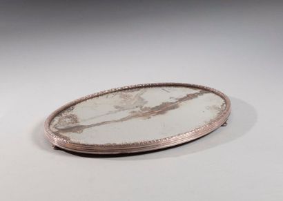 null SURTOUT DE TABLE ovale en bronze argenté à fond de miroir. Il pose sur des petits...