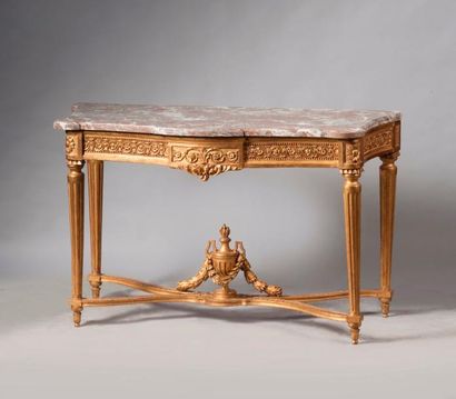 null CONSOLE GALBEE en bois sculpté et doré à décor de frises d’entrelacs et de rosaces....